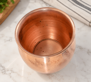 Caneca de cobre com marcas naturais de oxidação